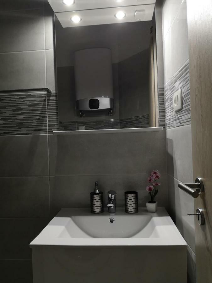 Stinjan: Modern Relaxing Pula